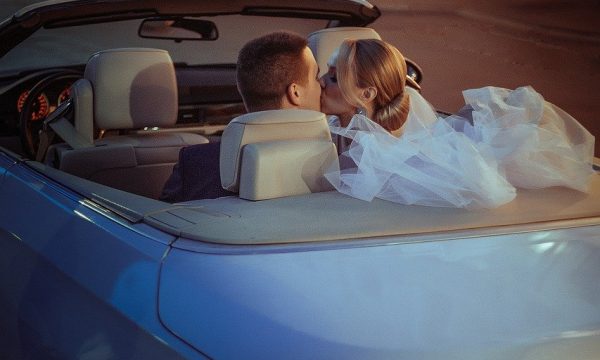 brudepar-i-cabriolet